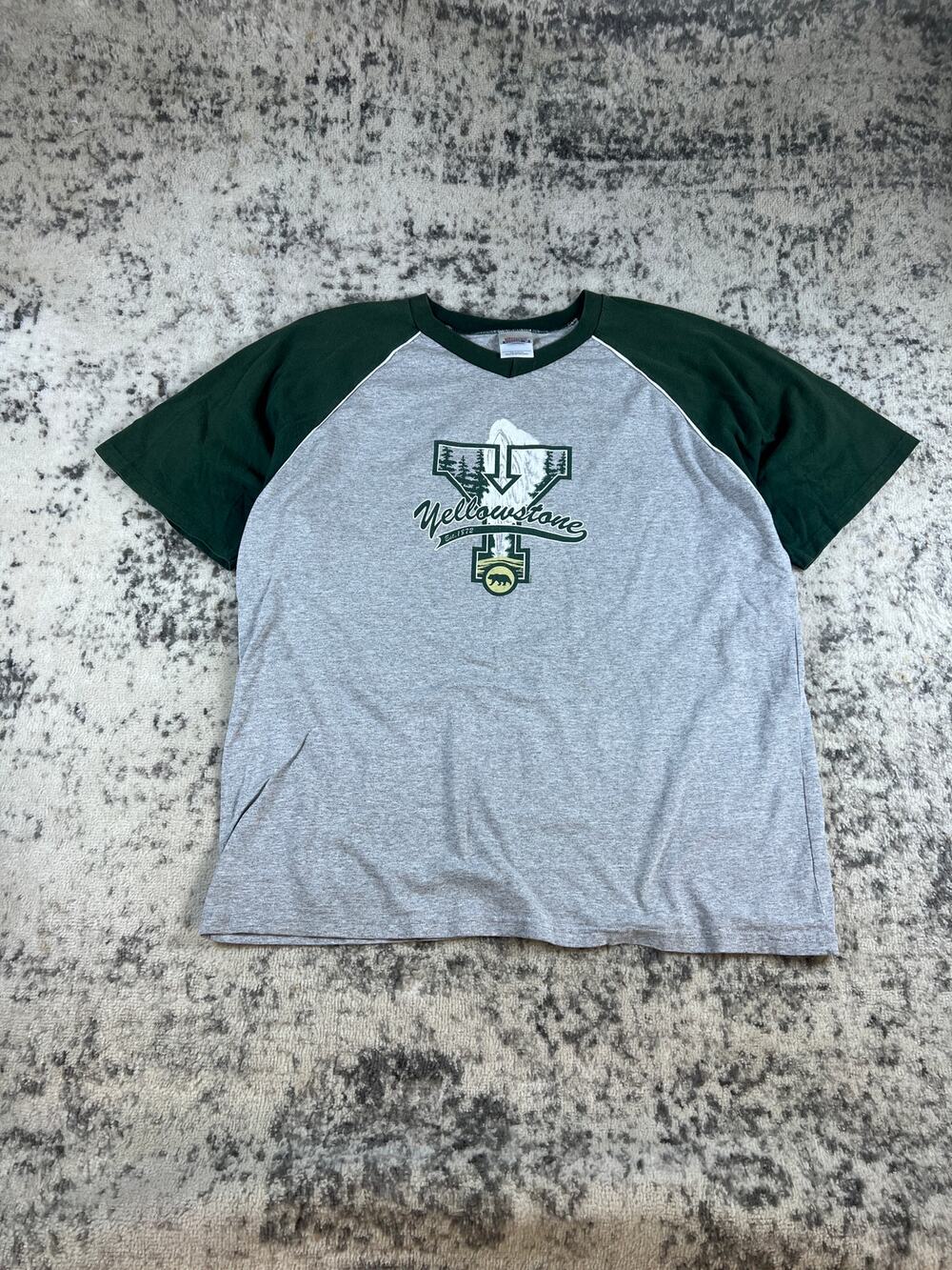 Yellowstone National Park T-Shirt Adult 2XL Gray Green Raglan Bear Outdoor Tee